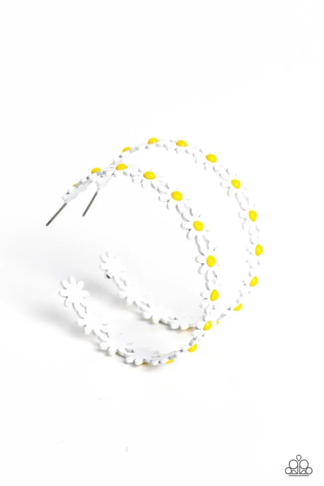 Paparazzi Earring ~ Daisy Disposition - White